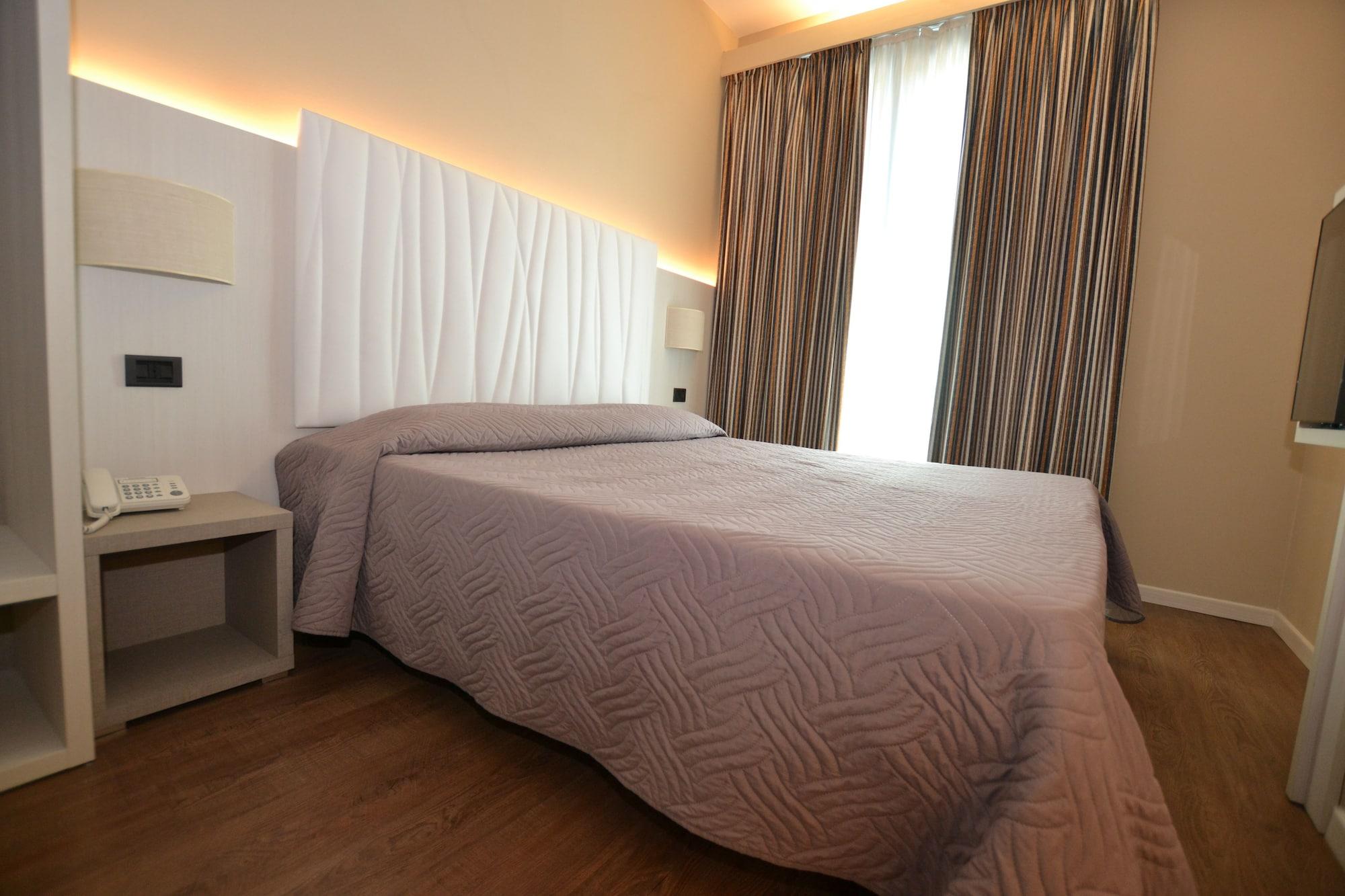 Hotel Enrichetta 데센자노델가르다 외부 사진
