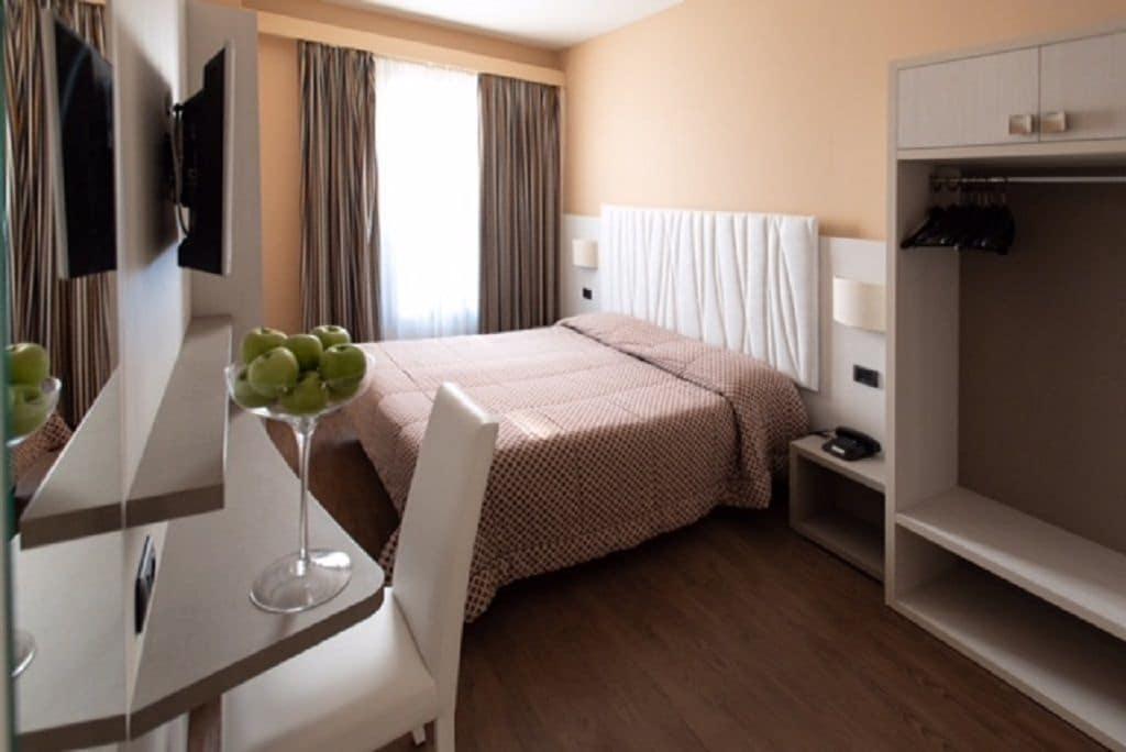 Hotel Enrichetta 데센자노델가르다 외부 사진