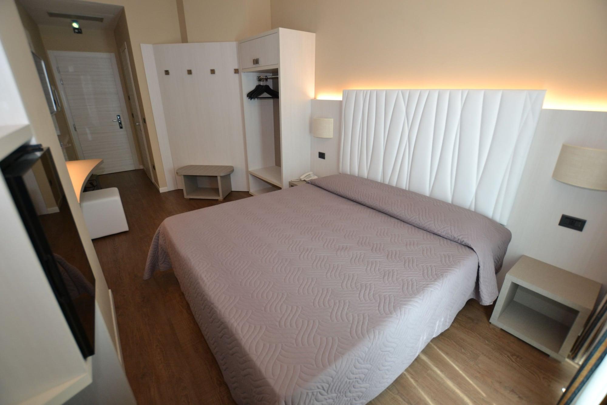 Hotel Enrichetta 데센자노델가르다 외부 사진