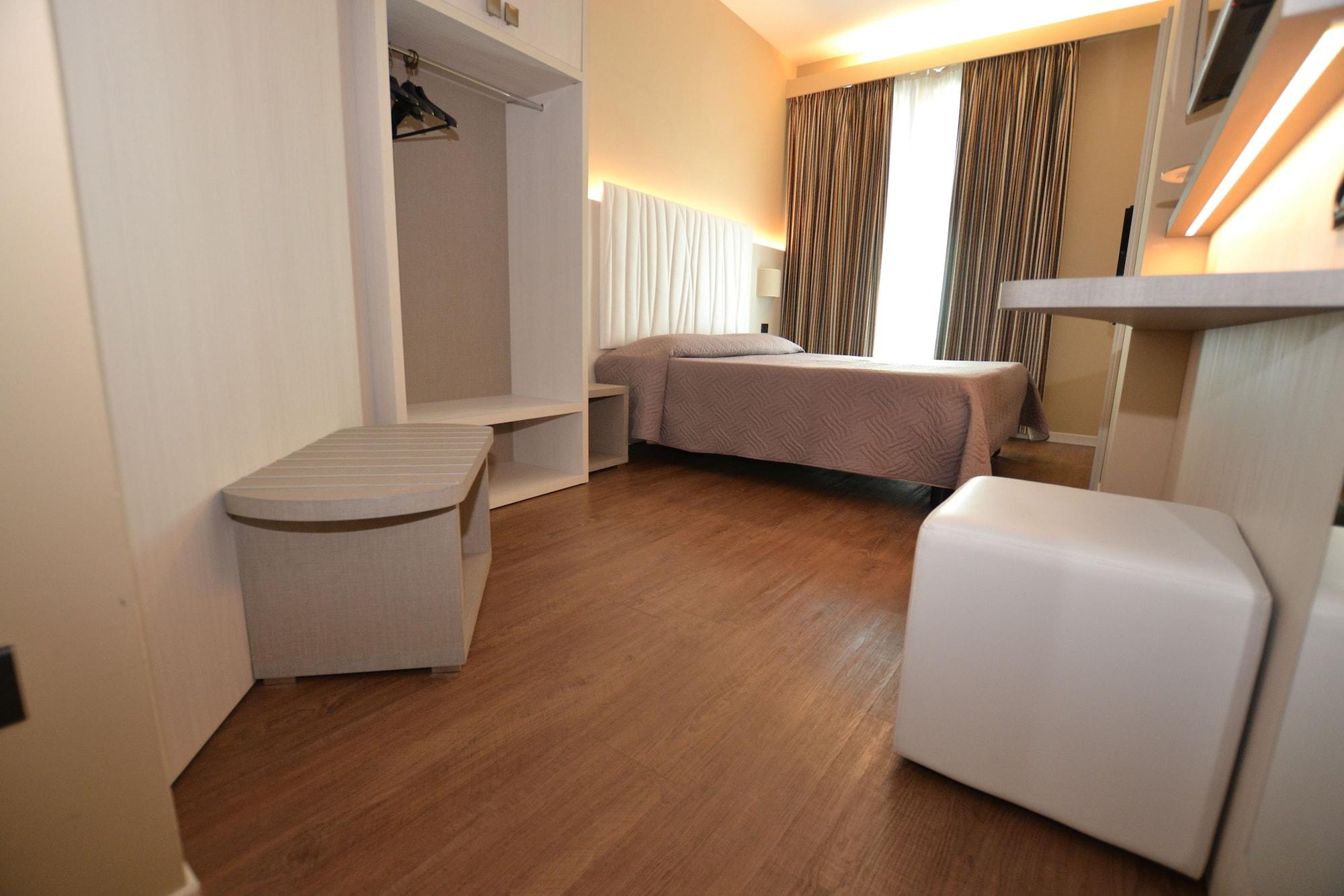 Hotel Enrichetta 데센자노델가르다 외부 사진