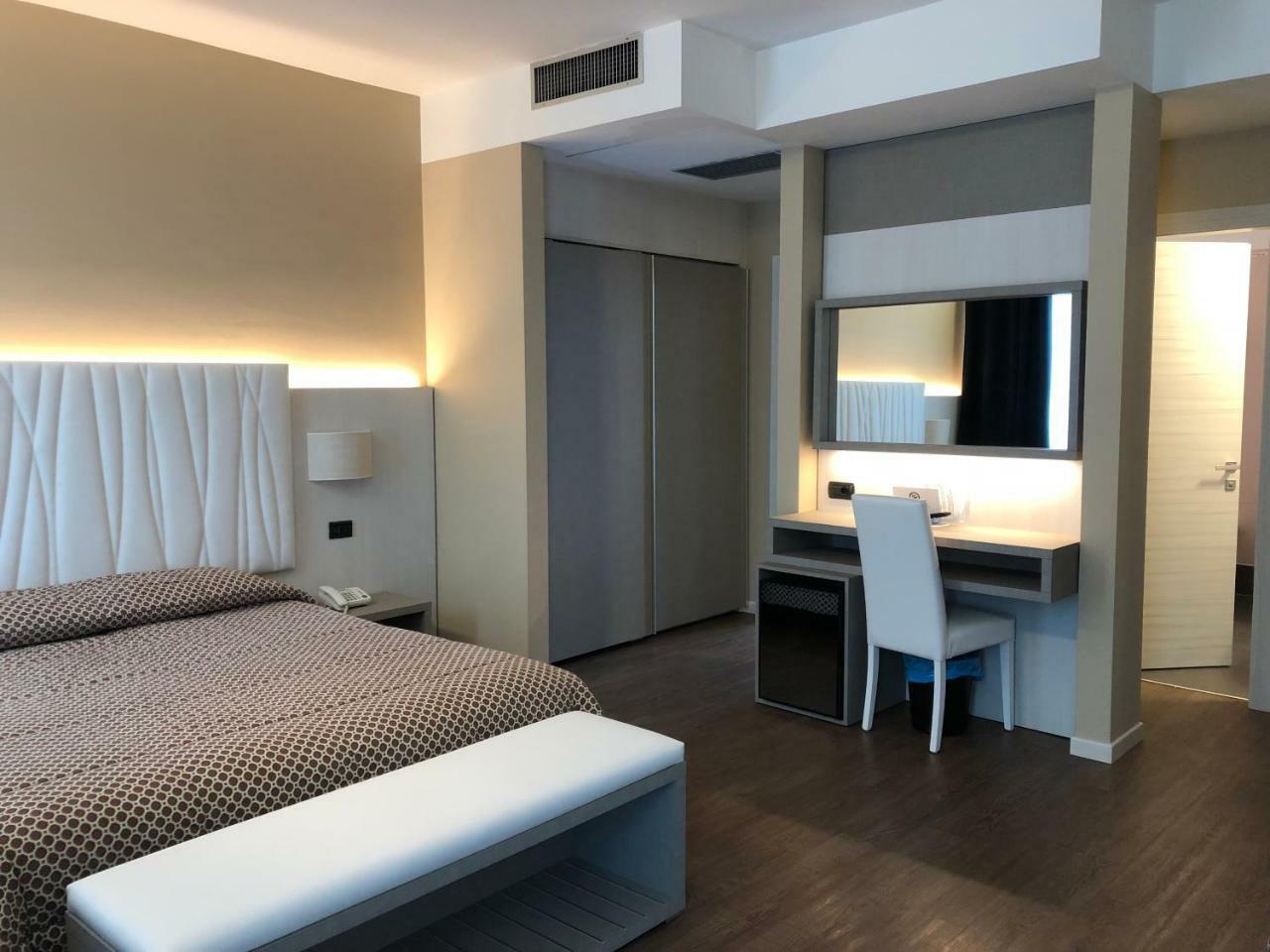 Hotel Enrichetta 데센자노델가르다 외부 사진