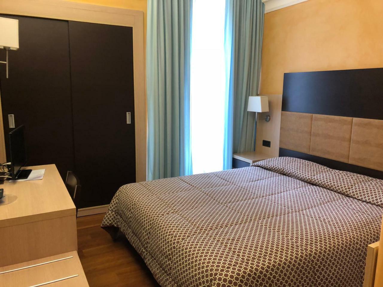 Hotel Enrichetta 데센자노델가르다 외부 사진