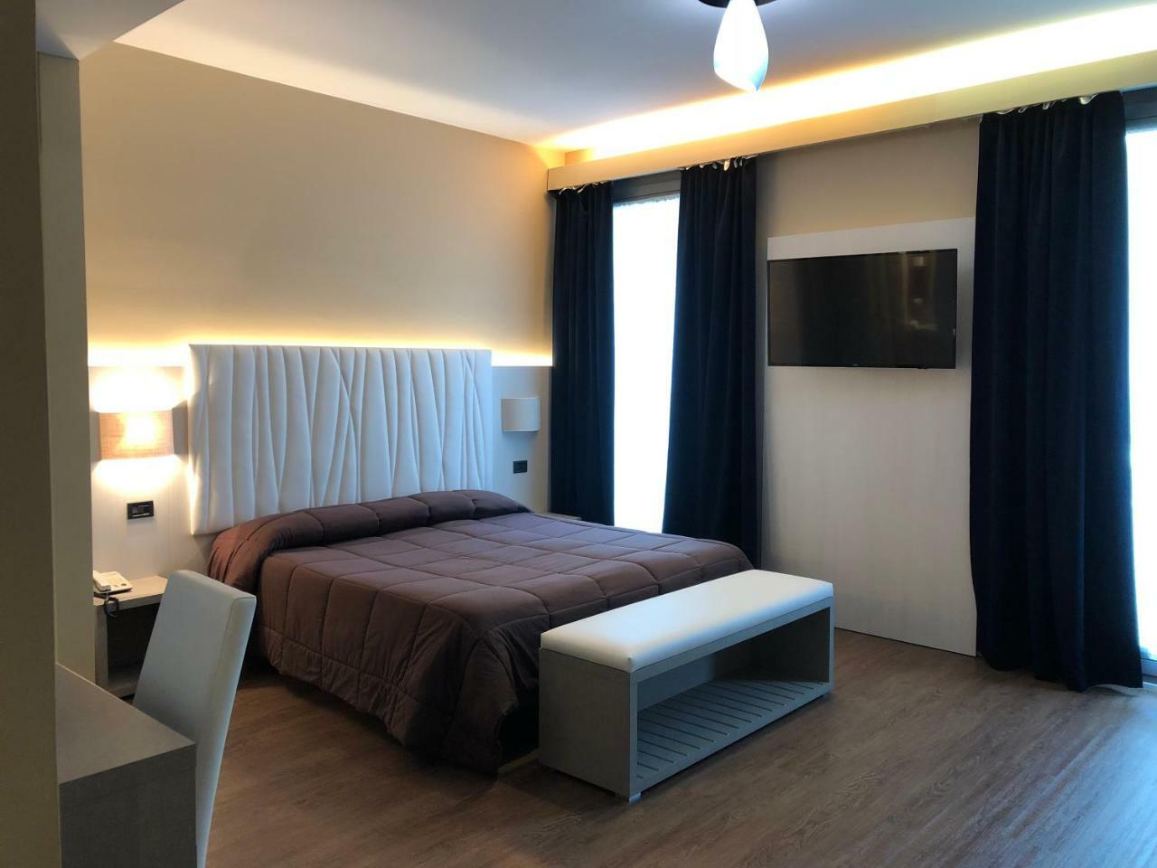 Hotel Enrichetta 데센자노델가르다 외부 사진