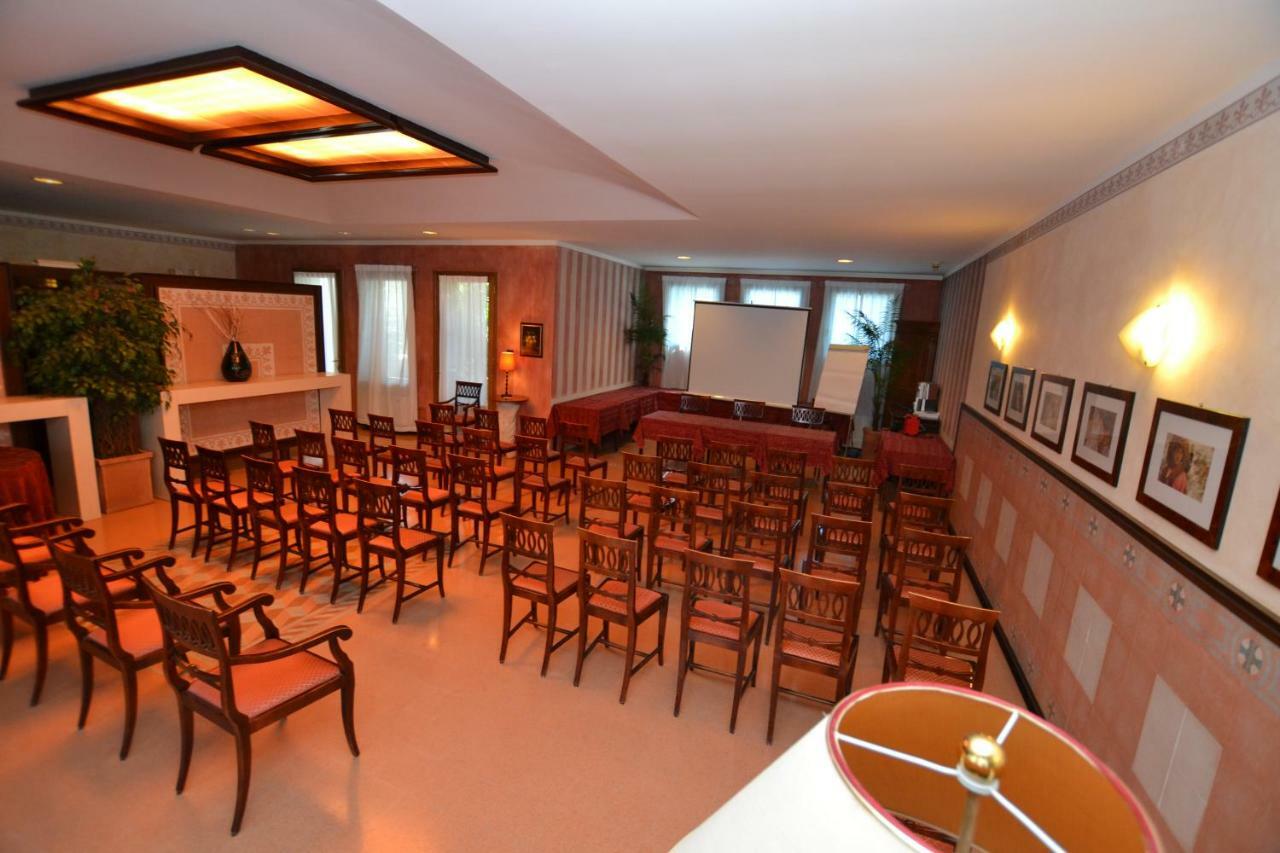 Hotel Enrichetta 데센자노델가르다 외부 사진