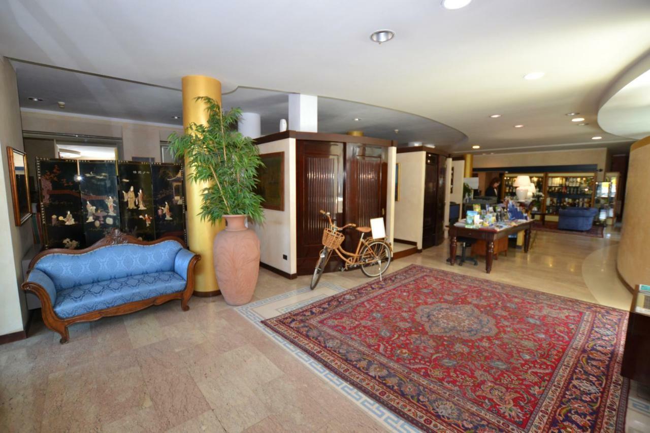 Hotel Enrichetta 데센자노델가르다 외부 사진