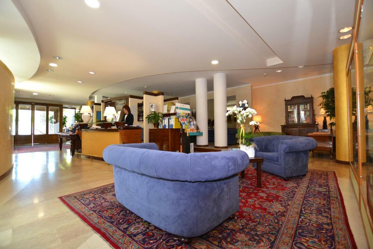 Hotel Enrichetta 데센자노델가르다 외부 사진